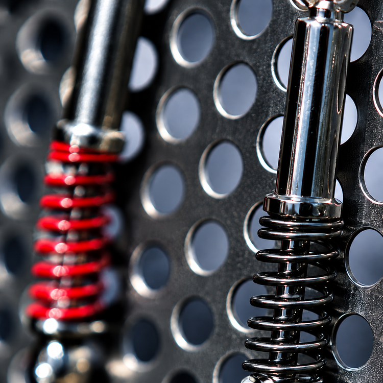 Key Chains – schwarzer Coil und rote Feder